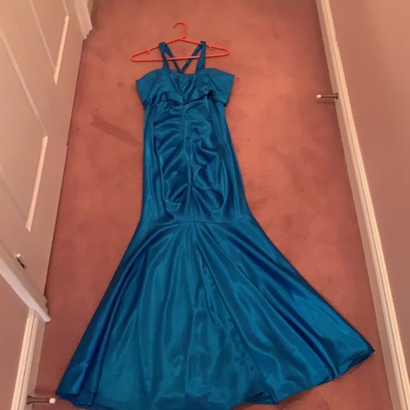 Satin Floor Length Grad/Prom Dress!🤩 - Picture 3 of 3